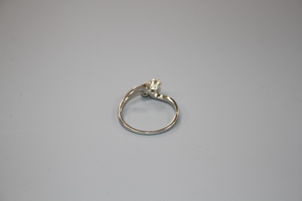 An 18ct and Plat, two stone diamond crossover ring, size P/Q, gross weight 2.5 grams.